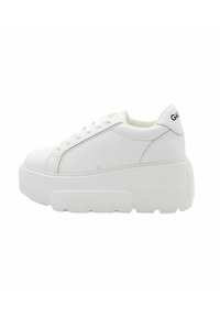 Białe sneakersy na platformie wykonane z sztucznej skóry, z okrągłym noskiem, sznurowanym zapięciem oraz teksturowaną gumową podeszwą z logo na pięcie.