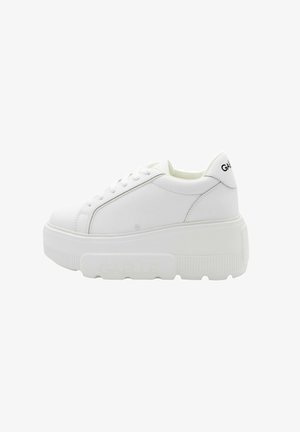 Sneaker platform bianche in eco pelle, con punta rotonda, chiusura con lacci e suola in gomma testurizzata con logo sul tallone.