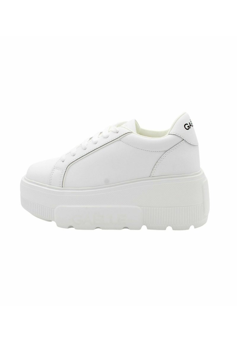 Białe sneakersy na platformie wykonane z sztucznej skóry, z okrągłym noskiem, sznurowanym zapięciem oraz teksturowaną gumową podeszwą z logo na pięcie.
