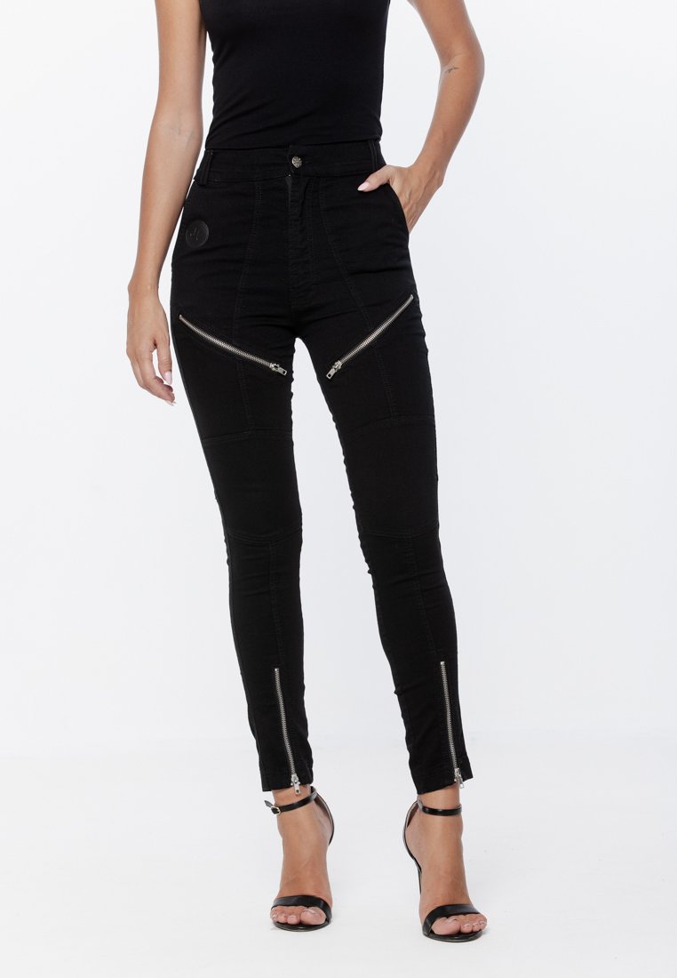 Czarne wąskie dżinsy z zamkami błyskawicznymi z przodu i na kostkach. Wykonane z denimu o dopasowanym kroju i gładkiej teksturze.