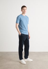 BOSS TALES - Tricou basic - open blue