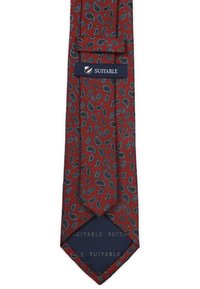 Rode paisley stropdas met een gestructureerde zijden textuur, voorzien van een marineblauwe label met het opschrift "SUITABLE." Puntige uiteinde met een verborgen accentdetail.
