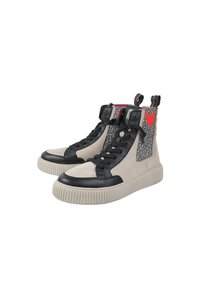 Sneaker alte con un corpo in suede beige, accenti in pelle nera, pannelli con stampa leopardata, dettaglio a cuore rosso e suola in gomma testurizzata.