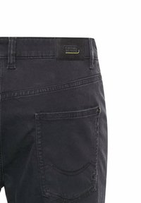 Zwarte denim broek met een subtiele textuur, standaard zakontwerp en een rechthoekig merklabel op de achterste tailleband.