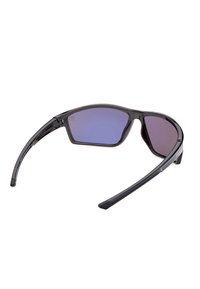 Occhiali da sole con montatura trasparente nera, lenti sfumate da viola a marrone, forma curvata e asticelle dritte senza decorazioni.