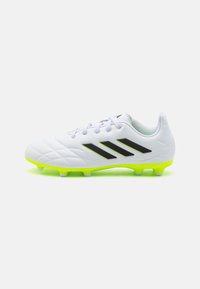 Botas de fútbol blancas con parte superior sintética texturizada, acentos negros y suela y tacos verde neón. Cuenta con un sistema de cordones tradicional.