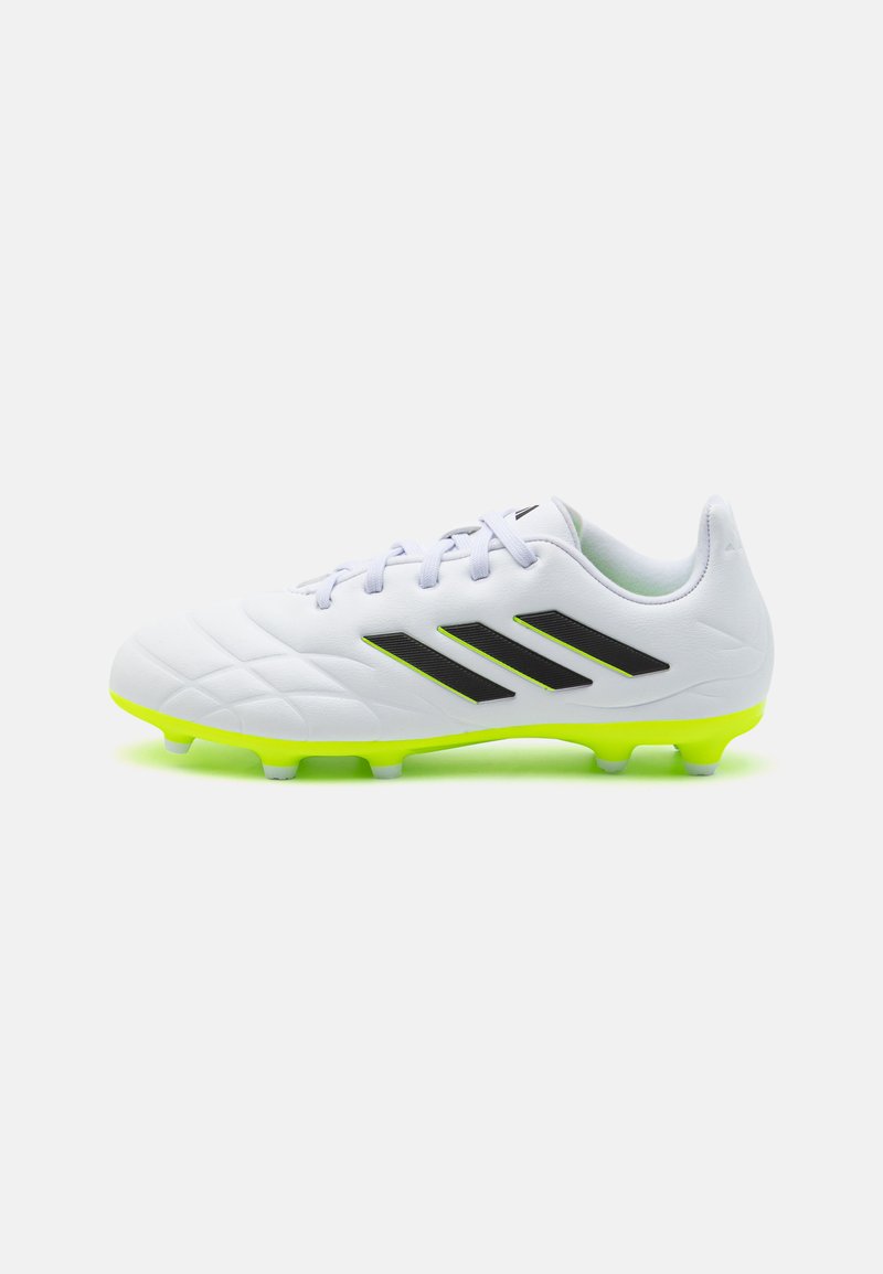 Botas de fútbol blancas con parte superior sintética texturizada, acentos negros y suela y tacos verde neón. Cuenta con un sistema de cordones tradicional.