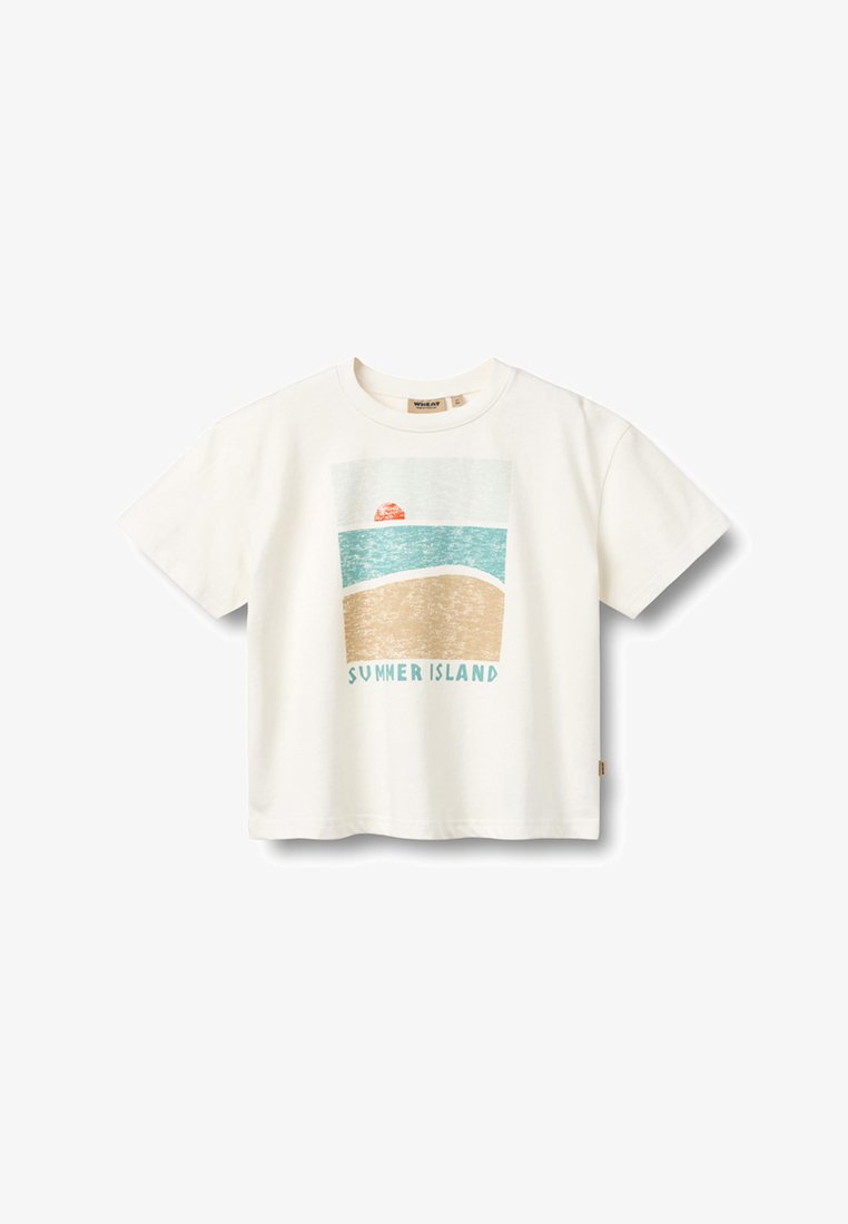 T-shirt blanc à manches courtes avec un graphique représentant un coucher de soleil, la mer et le sable, et le texte "SUMMER ISLAND" sur le devant.
