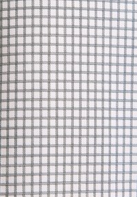 Tissu blanc avec un motif en quadrillage constitué de petits carrés noirs et gris cousus, espacés régulièrement.