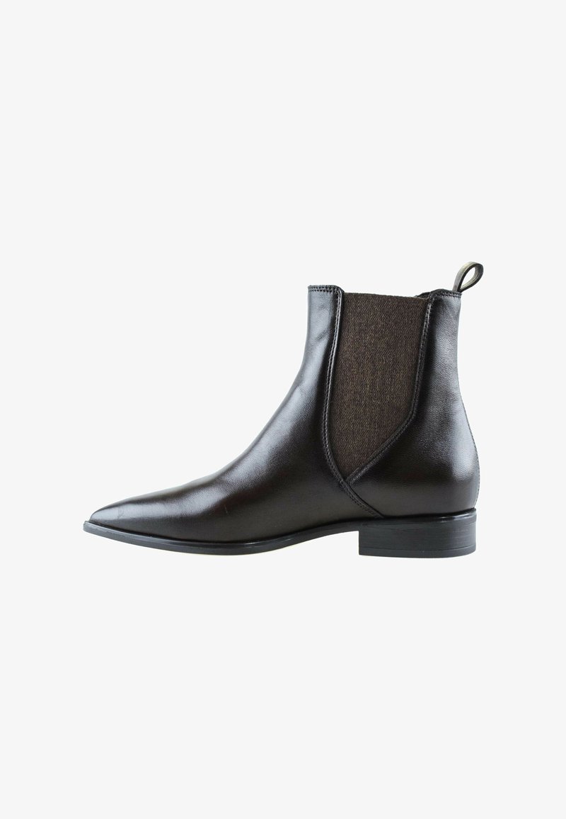 Bottine Chelsea noire en cuir avec panneau latéral élastique, languette arrière, talon bas et bout pointu, vue de côté extérieur.