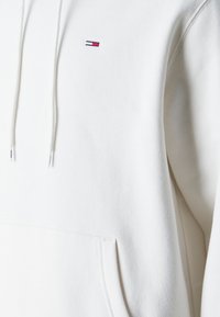 Tommy Jeans FLAG HOODIE - Hoodie - ancient white