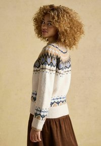 Fair-Isle-Strickpullover mit cremefarbenen, braunen und blauen geometrischen Mustern, geripptem Saum und Bündchen sowie Rundhalsausschnitt; weiches, strukturiertes Material.