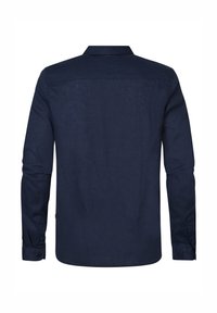 Camicia a maniche lunghe in lino di colore blu navy con colletto strutturato, polsini con bottone e una trama liscia; presenta un dettaglio sulla spalla sul retro.
