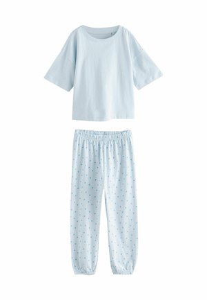 Helles blaues Baumwolloberteil mit kurzen Ärmeln und rundem Ausschnitt, kombiniert mit hellblauen Hosen, die kleine blaue Herzmuster und elastische Bündchen aufweisen.