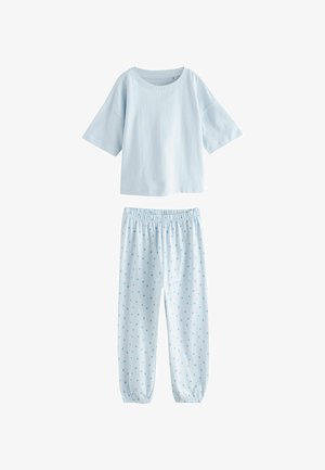 Šviesiai mėlynas medvilninis trumpomis rankovėmis viršus su apvalia iškirpte, derinamas su šviesiai mėlynomis kelnėmis, kurios turi mažas mėlynas širdelės raštus ir elastingus rankogalius.