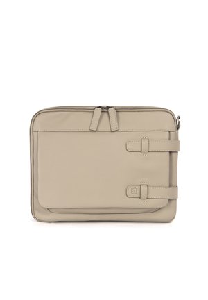 Custodia per laptop in pelle beige con texture liscia, chiusura con zip e due cinturini decorativi. Presenta un logo discreto sulla parte anteriore.