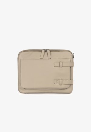 Housse pour ordinateur portable en cuir beige à texture lisse, fermée par une fermeture éclair, avec deux sangles accentuées. Présente un logo discret à l'avant.