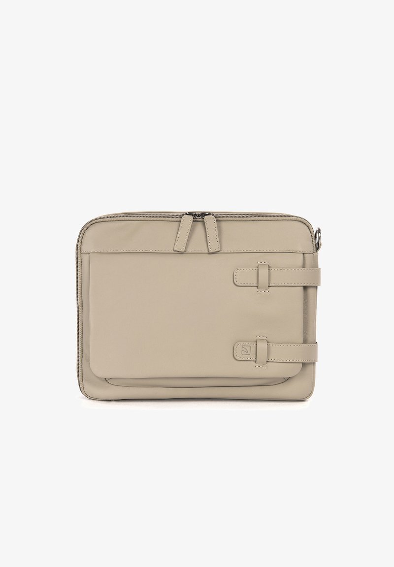Custodia per laptop in pelle beige con texture liscia, chiusura con zip e due cinturini decorativi. Presenta un logo discreto sulla parte anteriore.