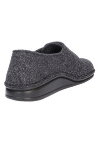 Grijze gevoerde slipper met een ronde neus, elastische zijkanten voor gemakkelijk aantrekken en een zwarte rubberen zool voor grip en duurzaamheid. Eenvoudig, functioneel ontwerp.