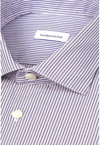 Gros plan sur le col d'une chemise habillée bleu et blanc à fines rayures, avec des boutons blancs et une étiquette de marque Seidensticker à l'intérieur.