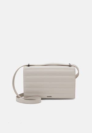 Borsa a tracolla beige con texture trapuntata, forma rettangolare, tracolla regolabile e un piccolo accento metallico. Materiale sintetico liscio.