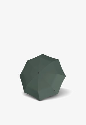 Dunkelgrüner geschlossener Regenschirm, aufrecht stehend auf einer weißen Oberfläche, von oben gezeigt mit sichtbaren Speichen und zentralem Knopf.