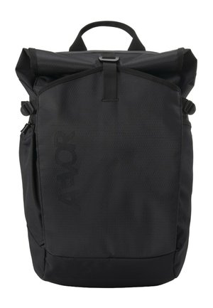 Schwarzer Rolltop-Rucksack mit verstellbaren seitlichen Gurten, Frontklappentasche und Tragegriff oben.