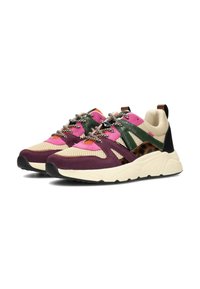 Baskets multicolores avec un mélange de mesh, de suède et de cuir. Comprend des accents rose, vert et violet avec des lacets à motifs et une semelle texturée.