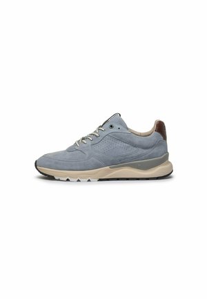 Grijze suède sportschoen met een textuur oppervlak, beige zool, bruine leren accenten bij de hak en geperforeerde details aan de zijkant.