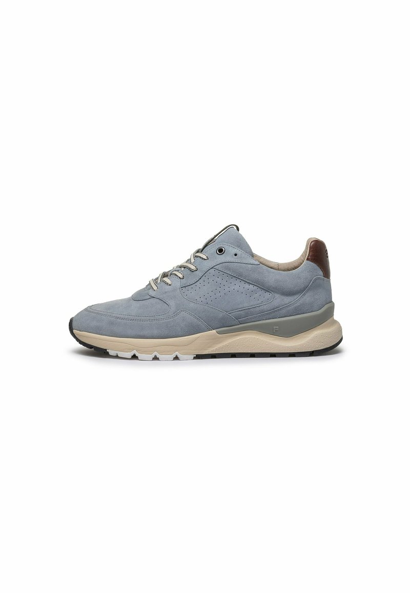 Grau Wildleder Sport Schuh mit strukturiertem Obermaterial, beiger Sohle, braunem Lederakzent an der Ferse und durchgenähten Verzierungen an der Seite.