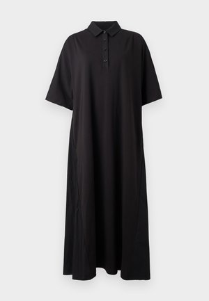 Zwarte midi-jurk met korte mouwen in polostijl met knoopsluiting, kraag en licht uitlopende zoom, afgebeeld op een witte achtergrond.