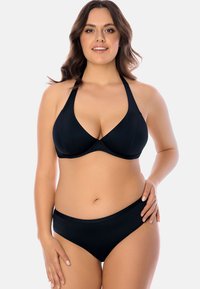 Set di bikini nero con top a halter dallo scollo a V profondo e texture morbida, abbinato a slip bikini a vita bassa.