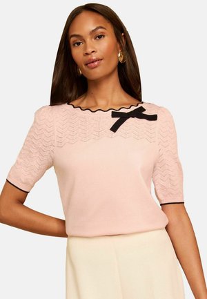 Love & Roses, REGULAR FIT - SCALLOPED BOW DETAIL SHORT SLEEVE BOAT NECK KNITTED TOP - Trükipildiga T-särk - pink