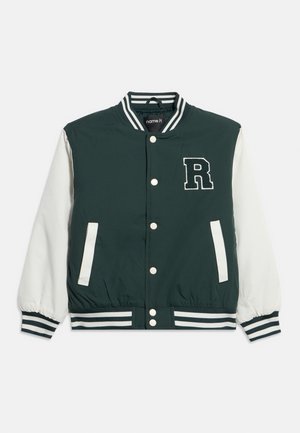 Veste universitaire vert foncé avec manches blanches, poignets et col rayés, poches avant, boutons pression, et écusson lettre "R" sur la poitrine.