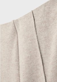 Svetlo šedá tkanina s textúrou a ryhovaným vzorom. Obsahuje jemný krížový steh pozdĺž švov pre zvýšený záujem.