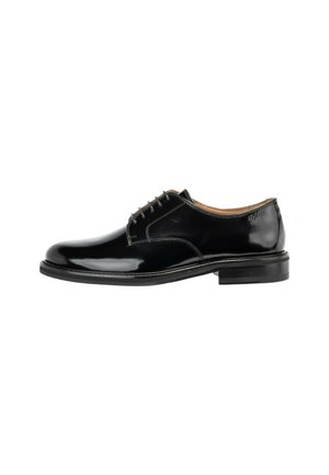 Chaussure habillée pour homme en cuir noir poli avec laçage à l'avant et petit talon empilé, vue de côté extérieur sur fond blanc.
