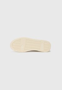 Talpa de sneaker din cauciuc bej, cu un model de nervuri în formă de diamant, suprafață texturată și zonă întărită pentru vârf pentru durabilitate.