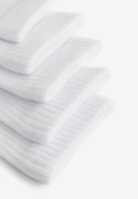 Weißes Baumwollsockenpaar in einer ordentlichen Anordnung gestapelt, mit einer weichen Textur und geripptem Design. Sauberes und einfaches Aussehen ohne Muster.