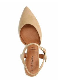 Beige suède puntige schoen met een enkelbandje. Heeft een memory foam inlegzool, een gladde textuur en een klein metalen sluitingdetail.