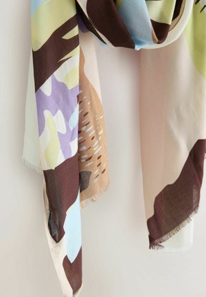 Farebná šatka z jemnej látky s geometrickým vzorom v hnedej, modrej, fialovej a béžovej farbe, s strapcami na okrajoch.