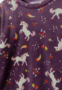 Fialový fleece materiál s motivem jednorožců, srdíček, hvězd a půlměsíců v různých barvách. Měkká textura s živými potisky.