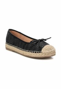 Bailarinas negras de tejido con suela de cuerda trenzada color tostado y parte superior de ganchillo color beige. Presentan un pequeño lazo negro en la parte frontal.