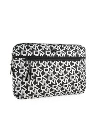 Bolsa para portátil en blanco y negro con un patrón repetido de logotipos, cierre de cremallera y exterior texturizado con detalles en negro.