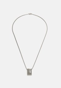 Collar de cadena de plata con un colgante metálico rectangular que presenta un sutil diseño grabado y un acabado pulido.