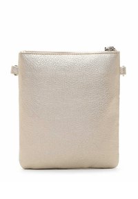 Borsa a pochette di colore oro metallico in materiale sintetico testurizzato, forma quadrata con chiusura a zip superiore e una tracolla per il trasporto.