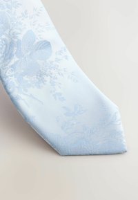 Helles blaugraues Seidenkrawatte mit einem in den Stoff eingewebten Blumenmuster, glatter Textur und spitzem Ende.