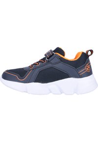 Marineblaue Sportschuhe mit Obermaterial aus Mesh, orangen Akzenten, verstellbarem Riemen und weißer Gummisohle mit strukturiertem Muster.