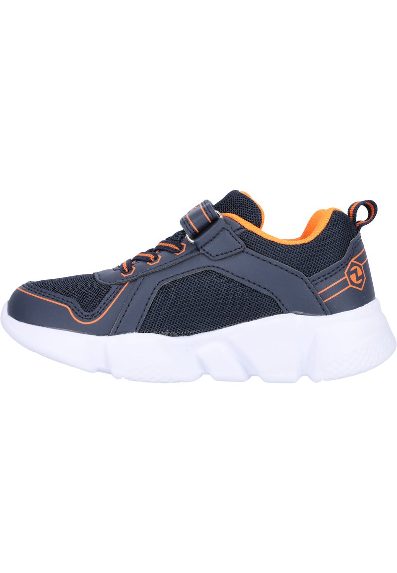Marineblaue Sportschuhe mit Obermaterial aus Mesh, orangen Akzenten, verstellbarem Riemen und weißer Gummisohle mit strukturiertem Muster.