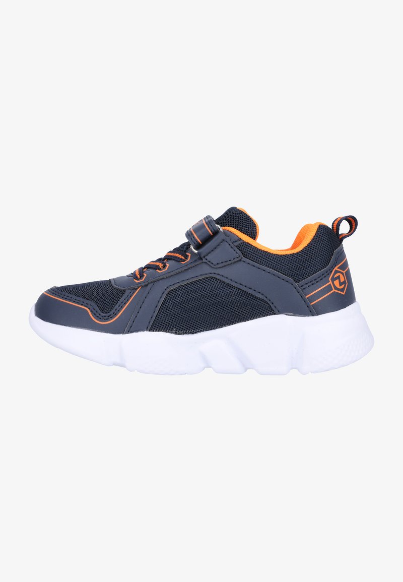 Marineblaue Sportschuhe mit Obermaterial aus Mesh, orangen Akzenten, verstellbarem Riemen und weißer Gummisohle mit strukturiertem Muster.