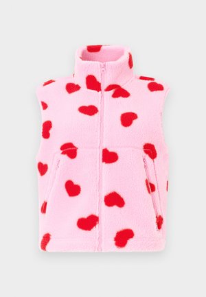 Fleecevest i lys rosa med høy krage, med røde hjerte mønstre. Frontlukking med glidelås og to sidelommer. Myk tekstur.